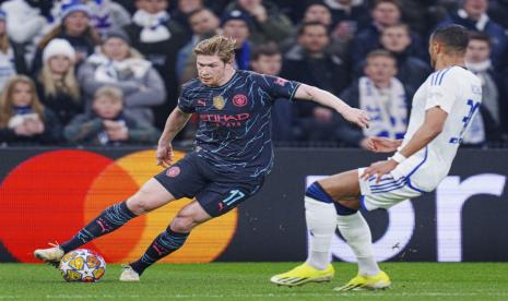 Playmaker Manchester City Kevin De Bruyne (kiri) beraksi dalam pertandingan leg pertama 16 besar Liga Champions melawan FC Copenhagen.