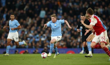 Playmaker Manchester City Kevin de Bruyne saat membawa bola dalam pertandingan Liga Primer Inggris melawan Arsenal belum lama ini. De Briuyne saat ini mengalami cedera. 