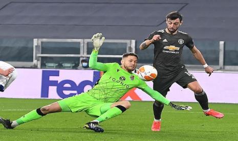 Playmaker Manchester United Bruno Fernandes (kanan) saat hendak menjebol gawang Real Sociedad di Liga Europa.