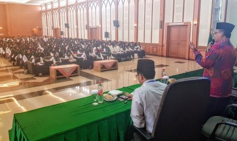 Plh Irjen Kemenag, Rojikin, saat memberi materi di acara Pembekalan Terintegrasi Petugas Haji Arab Saudi 1440 H/2019 M di Asrama Haji Pondok Gede Jakarta, Kamis (25/4).