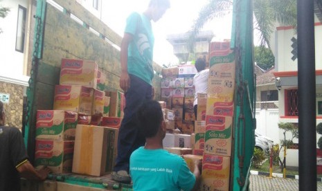 Bantuan untuk korban banjir di Bima.