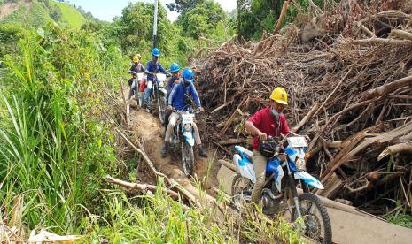 PLN berhasil menambah lima gardu terdampak gempa yanh berhasil dipulihkan, sesaat setelah akses menuju Kecamatan Ulumanda, Kabupaten Majene, Sulawesi Barat (Sulbar), yang tertutup longsor pasca diguncang gempa magnitudo 6,2 Skala Richter (SR) yang terjadi pada Jumat (15/1) kembali terbuka