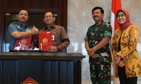 PLN dan TNI menandatangani nota kesepahaman (MoU) tentang pengamanan dan pemeliharaan keandalan sistem ketenagalistrikan di Markas Besar TNI, Cilangkap, Jakarta Timur, Senin (10/9)..