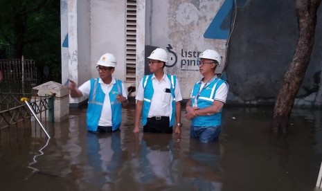 PLN melakukan inspeksi langsung kondisi gardu dan kabel di sekitar daerah terdampak banjir.