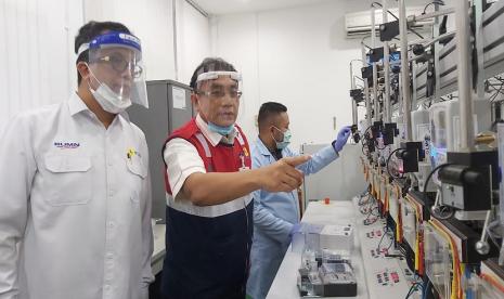 Executive Vice President Corporate Communication and CSR PLN, Agung Murdifi (Kiri) dan General Manager PLN Pusertif, Septa Hamid (tengah) sedang berbincang saat meninjau ruang Laboraturium Tera kWh meter di PLN Pusertif, Durentiga Jakarta Selatan, Rabu (22/7).