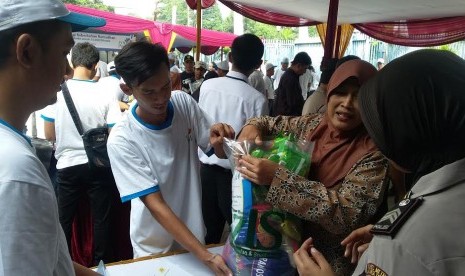 PLN membagikan 35 ribu paket sembako.