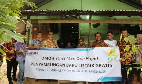 PLN memberikan bantuan sambungan listrik gratis.