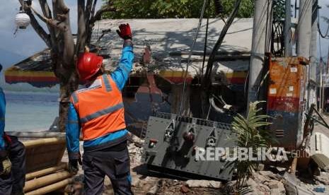 PLN memperbaiki infrastruktur kelistrikan yang sempat terganggu pascagempa di Gili Trawangan, Gili Air, dan Gili Meno, Kabupaten Lombok Utara, NTB, Sabtu (11/8).