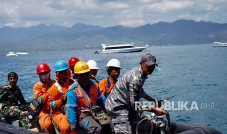 PLN memperbaiki infrastruktur kelistrikan yang sempat terganggu pascagempa di Gili Trawangan, Gili Air, dan Gili Meno, Kabupaten Lombok Utara, NTB, Sabtu (11/8).