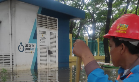 PLN memutuskan listrik di sejumlah wilayah terdampak banjir demi keamanan warga.