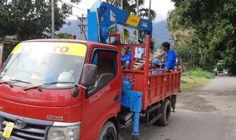 PLN mengerahkan sejumlah petugas untuk memulihkan jaringan listrik di Sentani, Jayapura, Ahad (17/3).