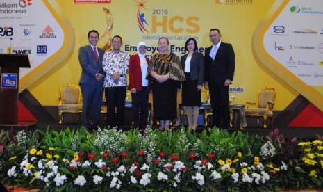 PLN meraih dua penghargaan dari Indonesia Capital Human Study (IHCS) 2016.