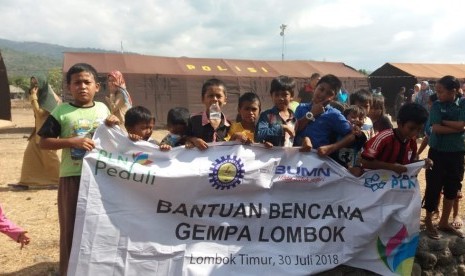 PLN NTB mendistribusikan bantuan di sejumlah wilayah terdampak gempa di Lombok Timur dan Lombok Utara pada Selasa (31/7) kemarin.