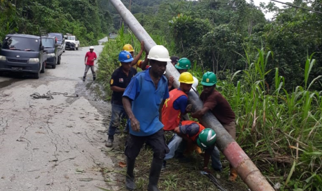 PLN Pascabanjir Sentani. PLN terus melakukan pemulihan gardu listrik pascabencana banjir bandang di Sentani, Papua.