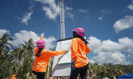  PLN telah berhasil membangun menara darurat (tower emergency) setinggi 61 meter. Saat mendirikan tower darurat inilah ada satu kisah tentang dua Srikandi PLN yang ikut terlibat. Rosalia Widya Astuti Chandra dan Putri Ramadani yang terjun langsung menjadi tim relawan PLN. 