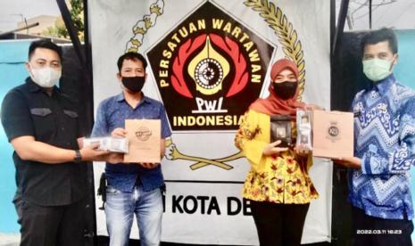 PLN UIP2B Jawa Madura Bali (JAMALI) akan menyalurkan dana CSR dan mejajaki kerja sama dengan PWI Kota Depok untuk mengembangkan usaha Warung Kopi PWI-PLN. Saat ini usaha Warung Kopi PWI Kota Depok sudah berjalan sejak 2016 dan akan dikembangkan menjadi warung kopi yang trendy atau kekinian. Tampak Ketua PWI Kota Depok, Rusdy Nurdiansyah saat menerima kunjungan dari Assistant Manager (Asman) TISL dan KomunikasiPLN UIP2B JAMALI, Elvira Rosalina.