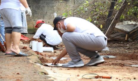 Pembuatan sumur resapan di Kota Depok