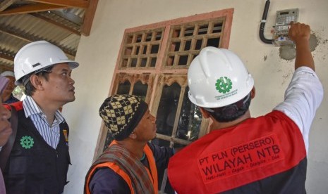 PLN Wilayah NTB mengoperasikan kabel laut dan penyalaan listrik serentak di Gili Gede, Kabupaten Lombok Barat, NTB, Kamis (14/6).