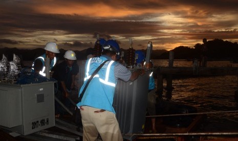 PLN Wilayah NTB mengoperasikan kabel laut dan penyalaan listrik serentak di Gili Gede, Kabupaten Lombok Barat, NTB, Kamis (14/6).