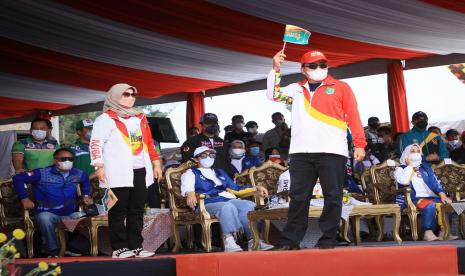 Plt Bupati Beni Hernedi bersama istri Susi Imelda Beni Hernedi hadir langsung memberi dukungan para atlet Muba yang bertanding di Porprov XIII.