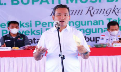 Plt Bupati Beni Hernedi mengimbau, masyarakat Kabupaten Muba untuk tetap menjaga prokes dan menggencarkan vaksinasi.