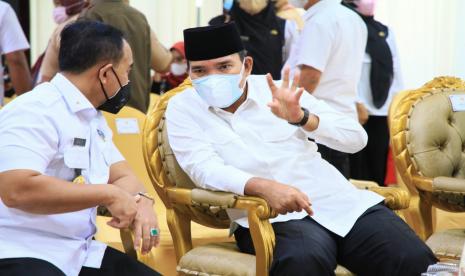 Plt Bupati Beni Hernedi SIP dan Badan Narkotika Nasional (BNN) Provinsi Sumatera Selatan Tanandatangani Nota Kesepakatan dan Rencana Sinergi Penyelenggaraan Urusan Pemerintahan Bidang Pencegahan dan Pemberantasan Penyalahgunaan dan Peredaran Gelap Narkotika (P4GN), Selasa (16/11/2021) di Auditorium Pemkab Muba. 