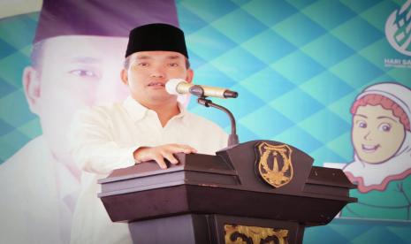 Plt Bupati Beni Hernedi SIP di sela Peringatan Hari Santri Nasional (HSN) Tahun 2021 di Kabupaten Musi Banyuasin dengan Tema “Bertumbuh, Berdaya, Berkarya” di Halaman Kantor Camat Tungkal Jaya, Selasa (26/10).