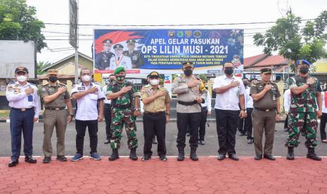 Plt Bupati Beni Hernedi SIP diwakili oleh Sekda Drs H Apriyadi MSi bersama forkopimda Kabupaten Musi Banyuasin (Muba) menghadiri acara apel gelar pasukan operasi lilin dalam rangka pengamanan perayaan Natal 2021 dan Tahun Baru 2022 (Nataru), Kamis (23/12) di Halaman Mapolres Muba.