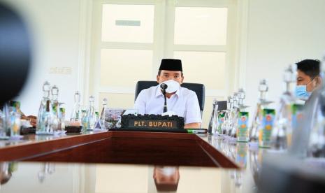 Plt Bupati Beni Hernedi SIP yang juga Kepala Bidang Informasi dan Komunikasi program di Lingkar Temu Kabupaten Lestari (LTKL) menginisiasi Penandatanganan Kesepakatan Bersama antara Pemerintah Kabupaten Musi Banyuasin dan Mitra Pembangunan. mengelola Area Sumber Komoditi Terverifikasi Kabupaten Musi Banyuasin (MASKOT MUBA) di Kantor Perwakilan Musi Banyuasin di Palembang, Jumat (19/11).