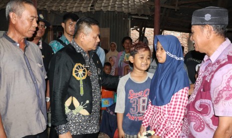 Plt Bupati Indramayu Supendi, mengunjungi rumah korban tsunami Banten, di Desa Tugu Kidul, Kecamatan Sliyeg. Tampak Astin dan Pandu yang menjadi yatim piatu karena kehilangan ibu kandung mereka, Rami (38), yang tewas akibat dihempas ganasnya tsunami Selat Sunda.