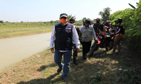 Plt Bupati Indramayu, Taufik Hidayat bersama dengan Forkopimda terjun langsung menyusuri beberapa pintu air untuk memastikan air benar-benar sampai ke areal persawahan, yang semula mengalami ancaman kekeringan, Rabu (8/7). 