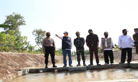 Plt Bupati Indramayu, Taufik Hidayat bersama dengan Forkopimda terjun langsung menyusuri beberapa pintu air untuk memastikan air benar-benar sampai ke areal persawahan, yang semula mengalami ancaman kekeringan, Rabu (8/7).