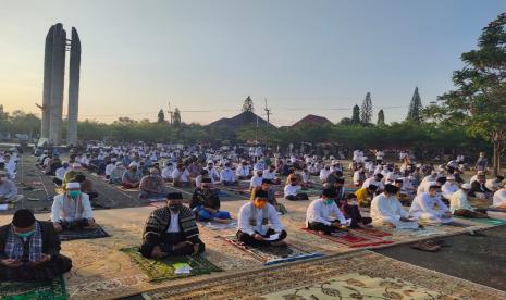 Plt Bupati Indramayu, Taufik Hidayat bersama umat Islam menggelar sholat Idul Adha di Alun-alun Kabupaten Indramayu, Jumat (31/7). Pelaksanaan sholat dilakukan dengan menerapkan protokol kesehatan.