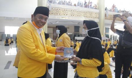 Program Desa Tahfidz di Indramayu Mulai Berjalan. Foto: Plt Bupati Indramayu, Taufik Hidayat, mengukukan 140 santri tahfiz takhasus di Masjid Islamic Center Syekh Abdul Manan Indramayu, Rabu (1/7). Para santri  selanjutnya akan belajar di sepuluh rumah tahfidz sebagai implementasi program Satu Desa Satu Tahfiz.