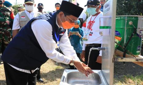 Plt Bupati Indramayu, Taufik Hidayat, meresmikan Kampung Tangguh.  Pasien positif Covid-19 di Kabupaten Indramayu yang dinyatakan sembuh kembali bertambah. Namun, masyarakat diingatkan untuk selalu menerapkan protokol pencegahan penyebaran Covid-19.