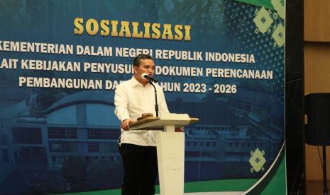 Plt Bupati Muba Beni Hernedi berbicara di acara Sosialisasi Kementerian Dalam Negeri Republik Indonesia Tentang Kebijakan Penyusunan Dokumen Perencanaan Pembangunan Daerah Tahun 2023- 2026 Kabupaten Musi Banyuasin di Ballroom Hotel Santika Premiere Bandara Palembang, Kamis (2/12). 