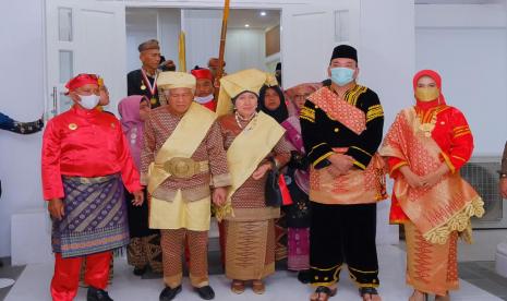 Plt Bupati Muba Beni Hernedi dan Wakil Ketua I TP PKK Muba Susy Imelda Frederika Beni diangkat sebagai Niniak Mamak atau orang tua warga Minang di tempat perantauan.