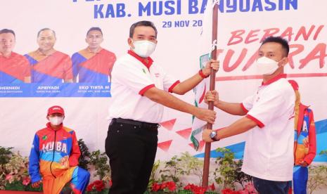  Plt Bupati Muba Beni Hernedi saat Pelepasan Kontingen Peparprov III Sumsel Kabupaten Muba, Senin (29/11) bertempat di Pendopoan Griya Bumi Serasan Sekate. Bupati Beni Hernedi ungkap komitmen Pemkab ke atlet disabilitas