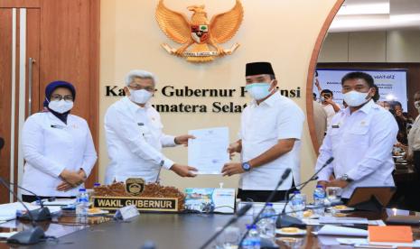 Plt Bupati Muba Beni Hernedi SIP di sela Paparan Pembahasan Bantuan Gubernur Tentang Anggaran Pendapatan dan Belanja Daerah (APBD) Sumatera Selatan Tahun Anggaran 2022 di Ruang Rapat Gubernur Sumatera Selatan, Rabu (27/10)