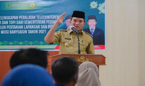 Plt Bupati Muba Beni Hernedi SIP saat kegiatan penyerahan bantuan hibah kelengkapan peralatan teleconference serta rompi dan topi dari Kementerian Pertanian Republik Indonesia kepada ASN Penyuluh Pertanian Lapangan dan Balai Penyuluhan Pertanian di 15 Kecamatan dalam Kabupaten Musi Banyuasin, di Aula Kantor Dinas Tanaman Pangan Holtikultura dan Peternakan Muba, Senin (27/12)