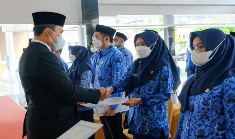 Plt Bupati Musi Banyuasin Beni Hernedi mengambil sumpah/ janji sebanyak 226 orang Pegawai Negeri Sipil (PNS) di lingkungan Pemerintah Kabupaten Musi Banyuasin (Muba), bertempat di Pendopoan Griya Bumi Serasan Sekate.  Pemerintah menyebut rencana pencairan tunjangan hari raya (THR) bagi pegawai negeri sipil (PNS) dan gaji ke-13 akan langsung diumumkan oleh Presiden Joko Widodo. Hal ini menyusul selama dua tahun diberikan tanpa memasukkan perhitungan tunjangan kinerja (tukin) dan keduanya diberikan hanya berdasarkan gaji pokok dan tunjangan melekat.