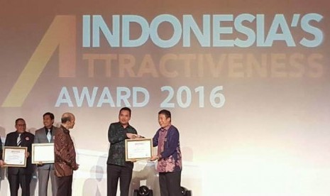  Plt Bupati Musi Banyuasin, Beni Hernedi, raih Indonesia Attractiveness Award 2016 kategori kabupaten potensial.