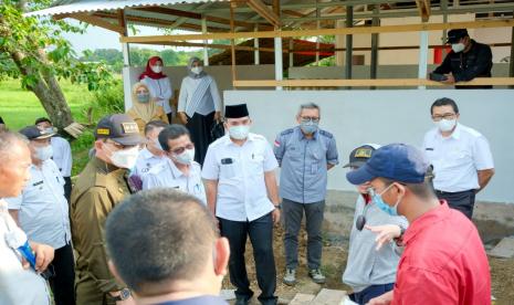 Plt Bupati Musi Banyuasin Beni Hernedi SIP melalui Sekda Drs H Apriyadi MSi saat menghadiri Rapat Pembahasan Mekanisme dan Persyaratan dalam Rancangan Peraturan Menteri Energi dan Sumber Daya Mineral Republik Indonesia Tentang Tata Cara Pengusahaan dan Pemproduksian Minyak Bumi pada Sumur Tua dan Sumur Minyak yang Dikelola Oleh Masyarakat Sekitar, Selasa (19/10) di Hotel Novotel. 