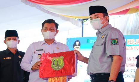 Plt Bupati Musi Banyuasin (Muba) Beni Hernedi bersama jajaran Pemerintah Daerah Kabupaten Muba dan anggota DPRD Muba melakukan Kunjungan Kerja (Kunker) dan silatuhrahmi kepada masyarakat di penghujung tahun 2021 ke semua kecamatan yang ada di Kabupaten Muba.