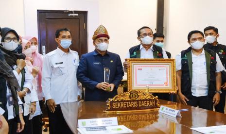 Plt Bupati Musi Banyuasin (Muba) Beni Hernedi diwakili Sekretaris Daerah Kabupaten Muba Drs H Apriyadi MSi menerima penghargaan sebagai inovator yang telah berhasil mengantarkan Pemerintah Kabupaten Muba masuk dalam Top 5 Replikasi Inovasi Pelayanan Publik tahun 2021,yaitu 