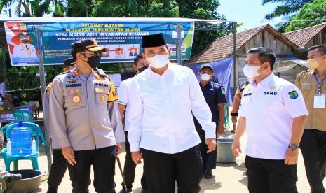 Plt Bupati Musi Banyuasin (Muba) Beni Hernedi SIP bersama Forkopimda dan Perangkat Daerah Kabupaten Muba melakukan peninjauan sekaligus Rapat Pemantauan pelaksanaan Pemilihan Kepala Desa serentak secara virtual.