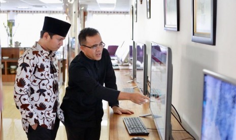 Plt Bupati Trenggalek Mochammad Nur Arifin (kiri) bersama Bupati Banyuwangi, Abdullah Azwar Anas, saat berkeliling melihat berbagai lokasi di Banyuwangi, Rabu (9/5).