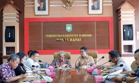 Plt Deputi Bidang Koordinasi Dampak Bencana dan Kerawanan Sosial Kemenko PMK, Sonny Harry Harmadi bertolak ke Sumbawa dan bertemu langsung dengan Bupati Sumbawa Husni Djibril untuk mendengarkan laporan terkini soal progres pembangunan hunian tetap pasca bencana NTB. 