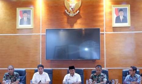 Plt Deputi Bidang Koordinasi Dampak Bencana dan Kerawanan Sosial Kemenko PMK, Sonny Harry Harmadi, dan Bupati Sumbawa Barat W Musyafirin beserta jajaran berdiskusi soal penanganan transisi darurat pasca bencana gempa bumi di Kantor Pemerintah Kabupaten Sumbawa Barat, NTB. 