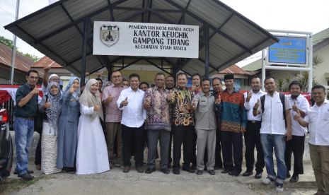  Plt Deputi Bidang Koordinasi Pemberdayaan Masyarakat, Desa dan Kawasan Kementerian Koordinator bidang Pembangunan Manusia dan Kebudayaan (Kemenko PMK), Sonny Harry B Harmadi, didampingi oleh Kepala Perwakilan BPKP Provinsi Aceh, Ichsan Fuady, Jumat (27/7) pagi, mengunjungi Gampong Tibang Kecamatan Syiah Kuala, Kota Banda Aceh.